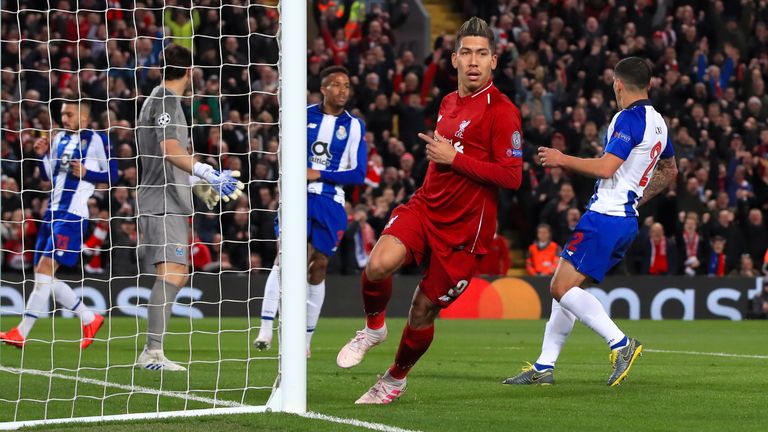 Roberto Firmino de Liverpool marque le deuxième but du match de son équipe lors du quart de finale aller de l'UEFA Champions League à Anfield, Liverpool.