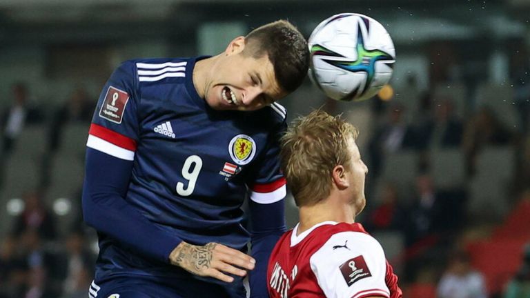 L'Écossais Lyndon Dykes a une tête au but lors des éliminatoires de la Coupe du Monde de la FIFA entre l'Autriche et l'Écosse au Ernst-Happel-Stadion