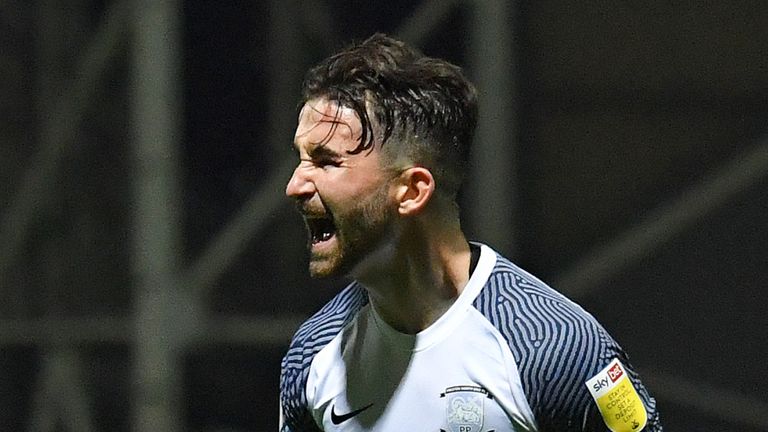 Sean Maguire a marqué tard alors que Preston passait devant Cheltenham