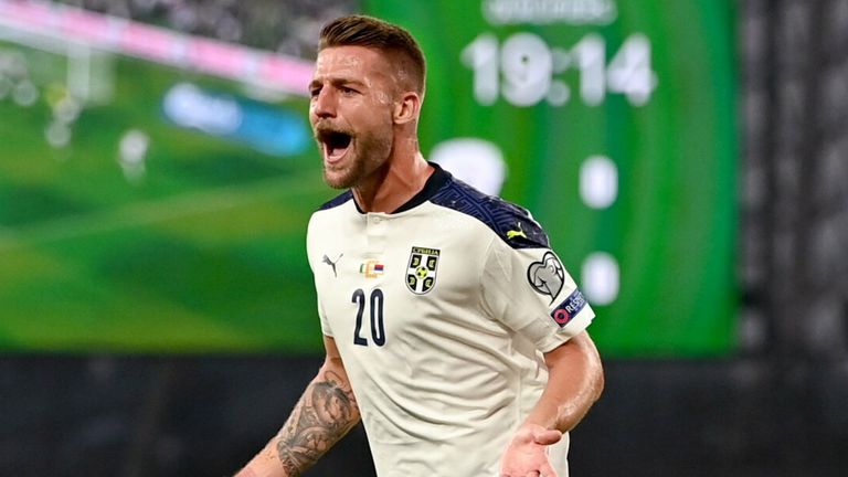 Serbio Sergej Milinkovic-Savic de Serbia celebra tras anotar contra la República de Irlanda