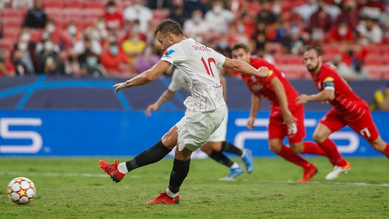 There were a whopping four penalties awarded in the first half between Sevilla and RB Salzburg 