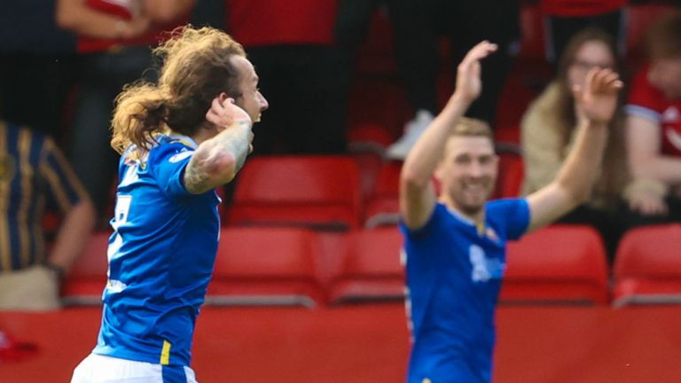 ABERDEEN, SCOTLAND - SEPTEMBER 18: Stevie May celebrates in front of the Aberdeen fans after making it 0-1  during the cinch Premiership match between Aberdeen and St Johnstone at Pittodrie Stadium on September 18, 2021, in Aberdeen, Scotland.  (Photo by Alan Harvey / SNS Group)