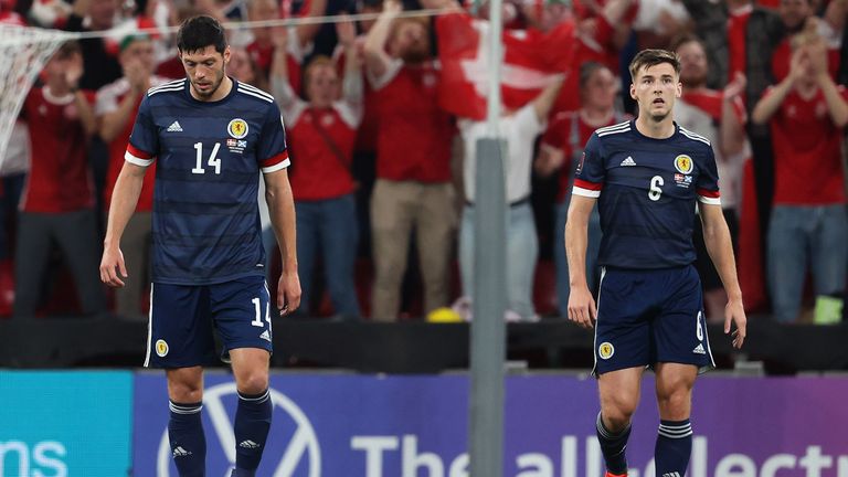 COPENHAGUE, DANEMARK - 01 SEPTEMBRE : l'Ecosse de Scott McKenna (gauche0 et Kieran Tierney lors de la qualification de la Coupe du Monde de la FIFA entre le Danemark et l'Ecosse au Parken Stadium, le 01 septembre 2021, à Copenhague, Danemark. (Photo par Alan Harvey / Groupe SNS)