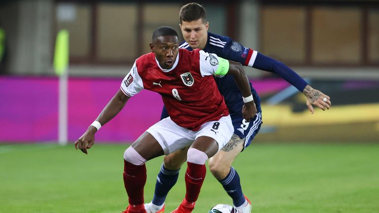 L'Autrichien David Alaba (à gauche) et l'Écossais Lyndon Dykes lors des qualifications pour la Coupe du Monde de la FIFA entre l'Autriche et l'Écosse au Ernst-Happel-Stadion