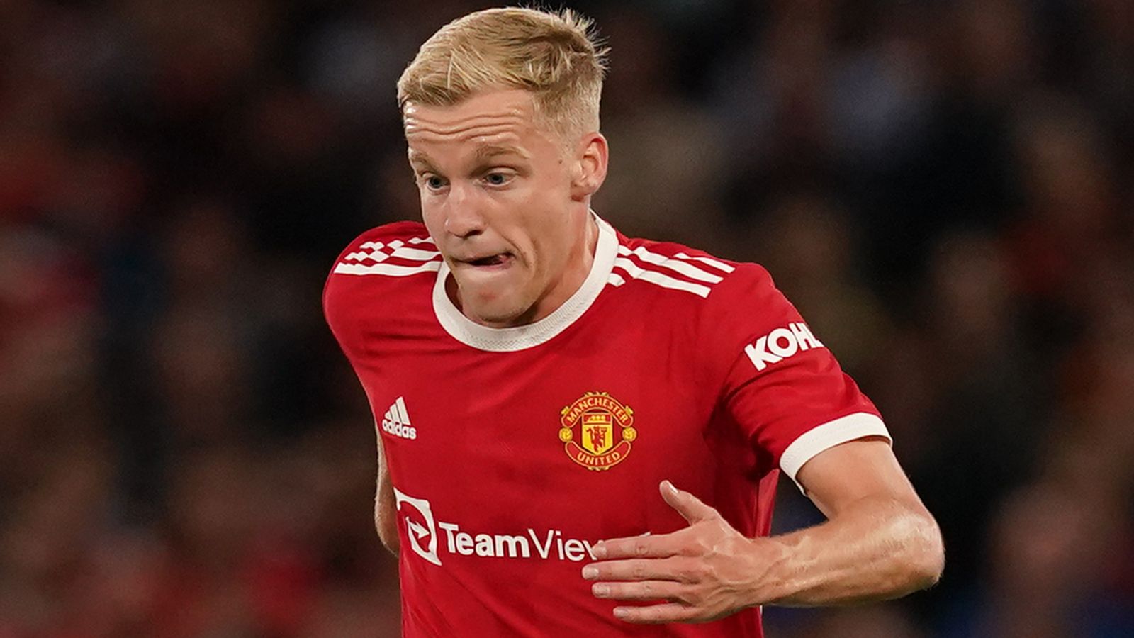 Donny van de Beek: Everton and Crystal Palace in negotiations with Man Utd  to sign midfielder, Transfer Centre News