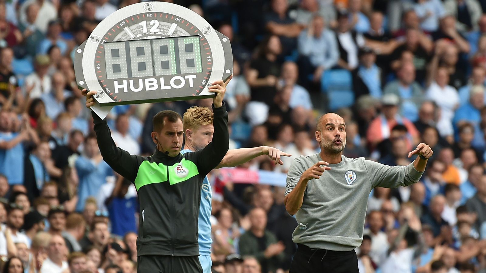 Photo of Comment les lois du football changent-elles lorsque les cinq remplaçants et les caméras corporelles de l’arbitre et les 15 joueurs commencent sur le banc ?  |  nouvelles du football