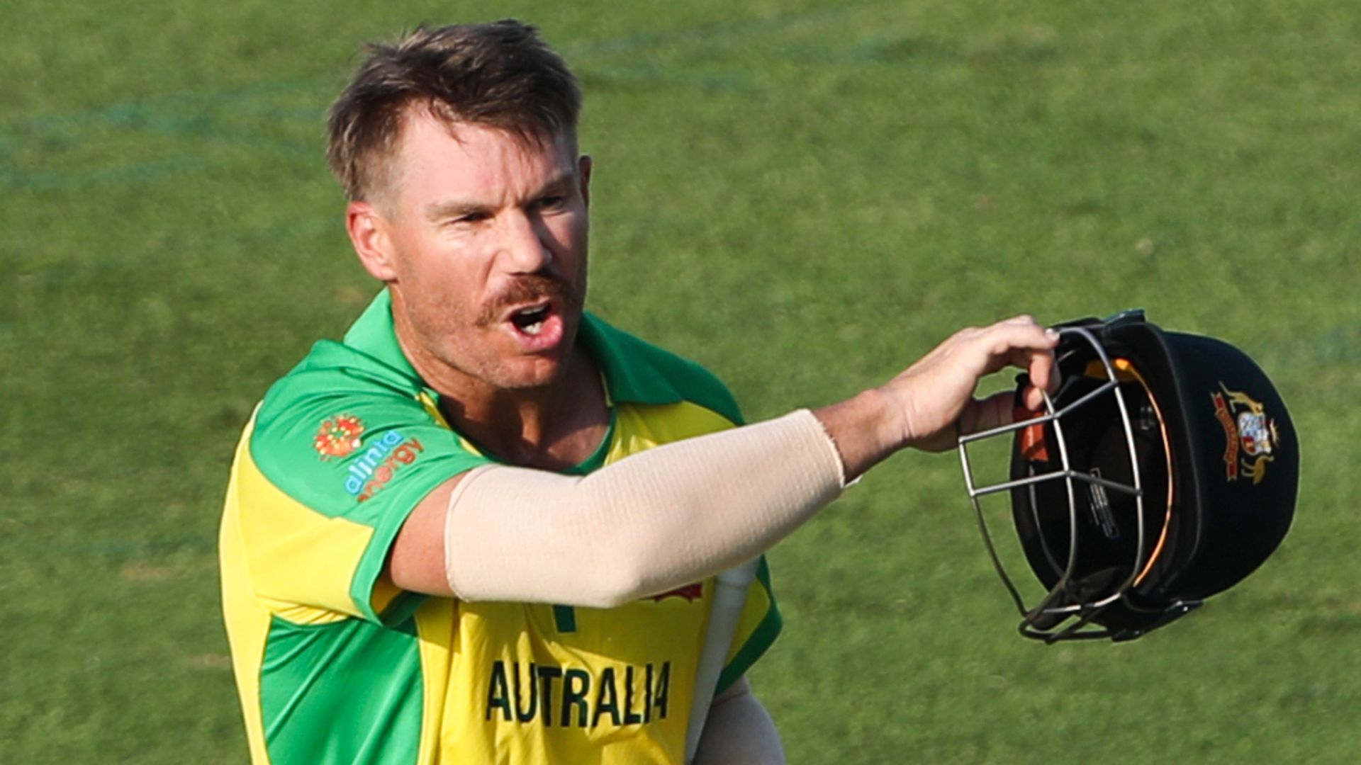 Out of form Warner shrugs off critics