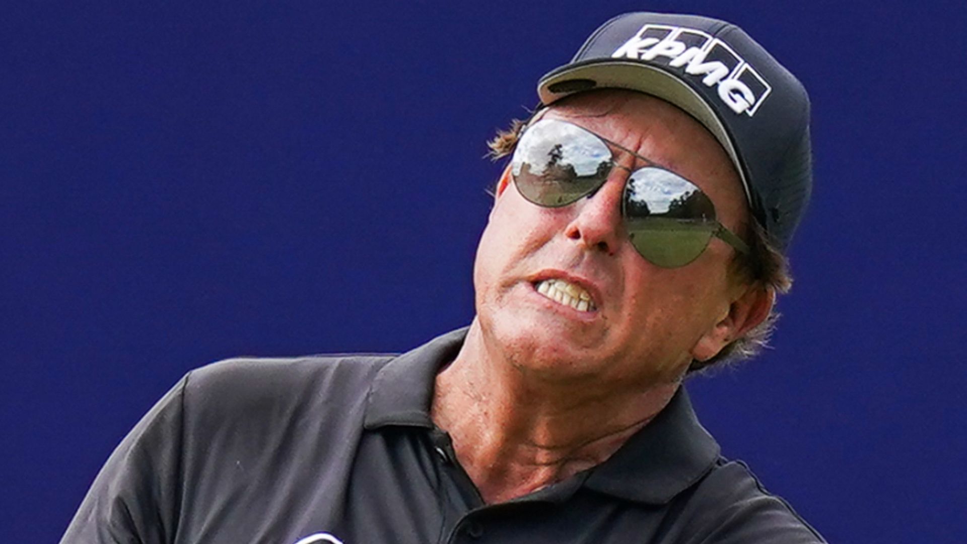 Mickelson shares lead as Harrington struggles