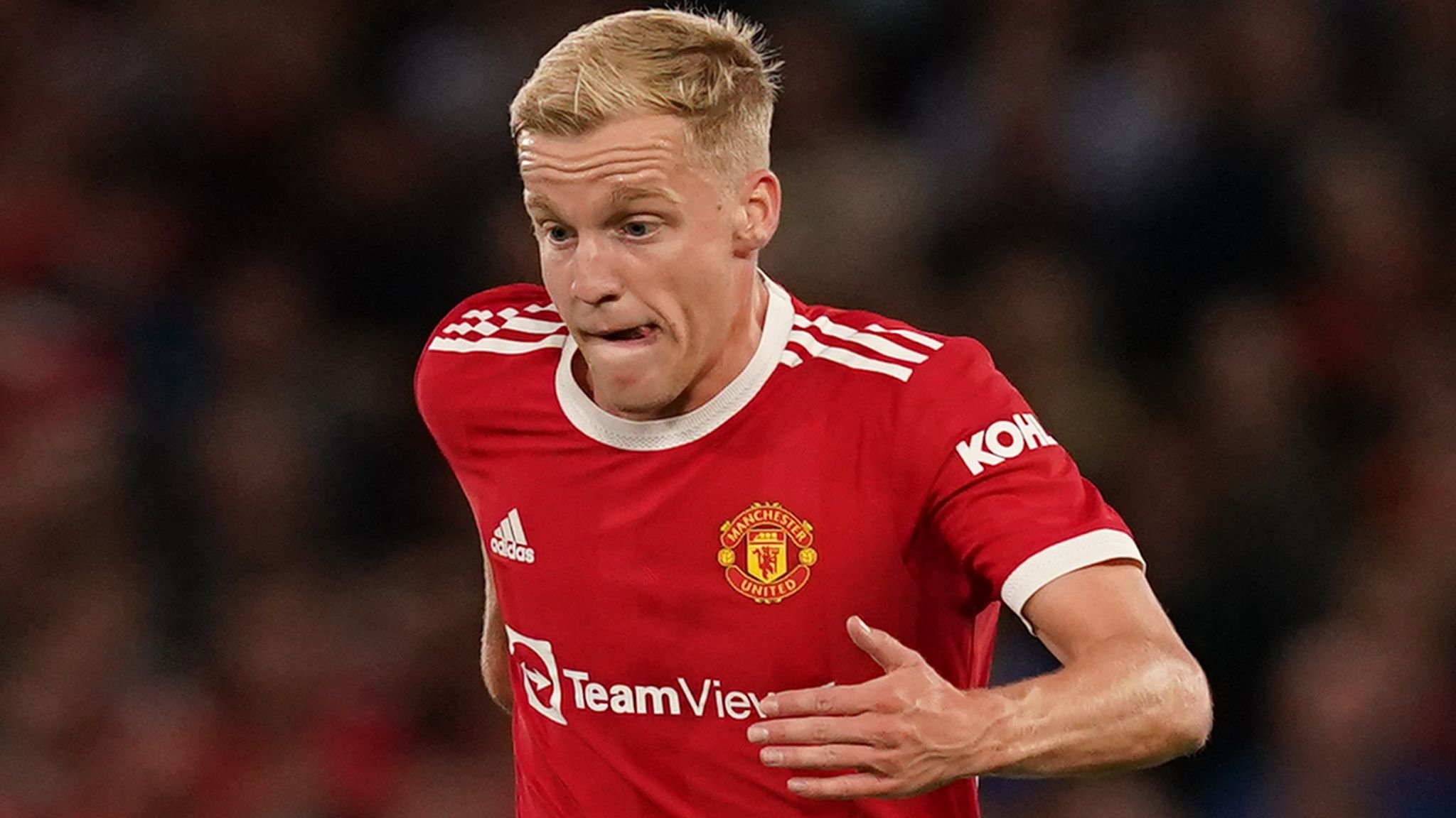 Donny van de Beek: Everton and Crystal Palace in negotiations with Man Utd  to sign midfielder | Transfer Centre News | Sky Sports