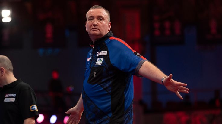BETFRED WORLD MATCHPLAY 2021.WINTER GARDENS,.BLACKPOOL,.PIC;LAWRENCE LUSTIG.ROUND 1.GLEN DURRANT V CALLAN RYDZ.GLEN DURRANT IN ACTION