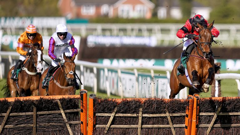 Ahoy Señor tomando honores de grado uno en Aintree