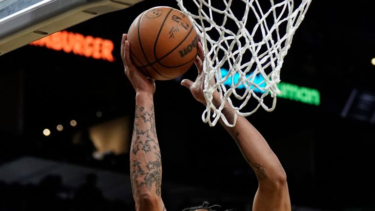 Anthony Davis contributed 35 points against the San Antonio Spurs as the Los Angeles Lakers secured their second straight win.