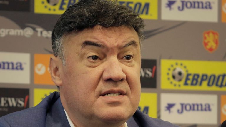 AP - Borislav Mihailov s'exprime lors d'une conférence de presse à Sofia, en Bulgarie, le vendredi 18 octobre 2019. Le président de l'Union bulgare de football Borislav Mihaylov a remis vendredi sa démission au comité exécutif de l'union.  (Photo AP/Valentina Petrova)..