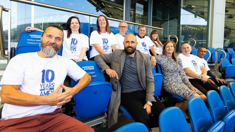 Bruno se encuentra con los 10 campeones comunitarios de Sussex que han sido nominados por su importante contribución a la comunidad local, para celebrar el décimo aniversario del American Express Community Stadium.