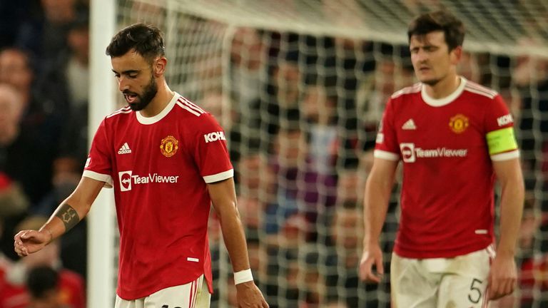 Harry Maguire e Bruno Fernandes reagem após um golo da Atalanta em Old Trafford