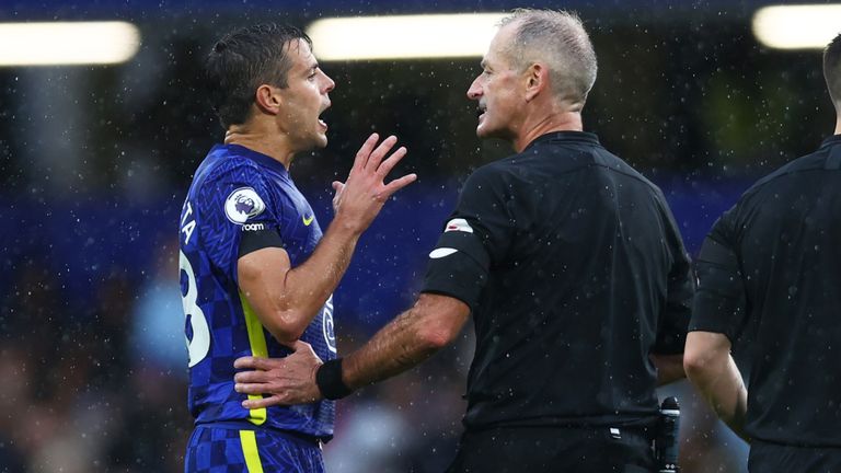 Cesar Azpilicueta confronts match referee Martin Atkinson at half time