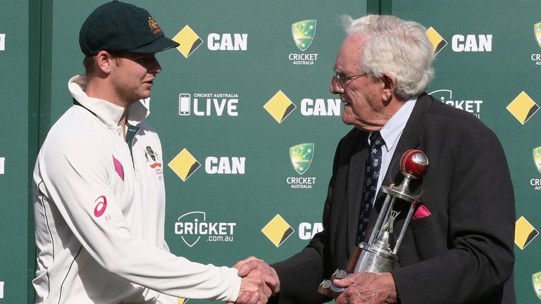 L'ancien polyvalent australien Alan Davidson (R) présente le trophée Frank Worrall à Steve Smith en 2016 (Associated Press)