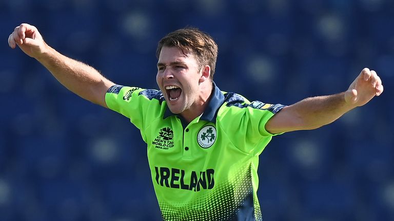 De Ierse Curtis Camfer vuurde vier wickets in vier af tegen Nederland