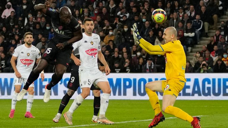 Danilo Pereira se acerca al nivel del PSG con un potente cabezazo