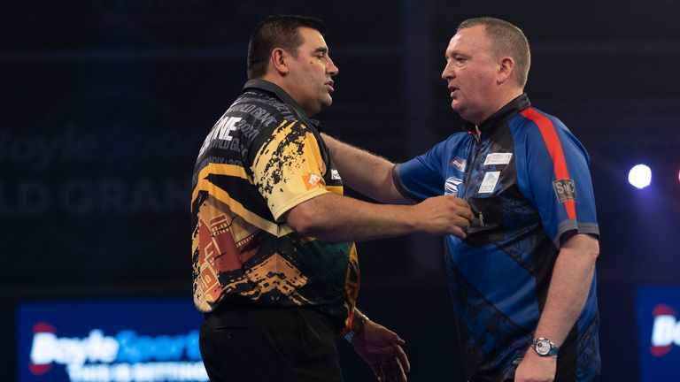 BOYLE SPORTS WORLD GRAND PRIX.MORNINGSIDE AREA,.LEICESTER.PIC;LAWRENCE LUSTIG.ROUND 1.JOSE DE SOUSA V GLEN DURRANT.JOSE DE SOUSA IN ACTION