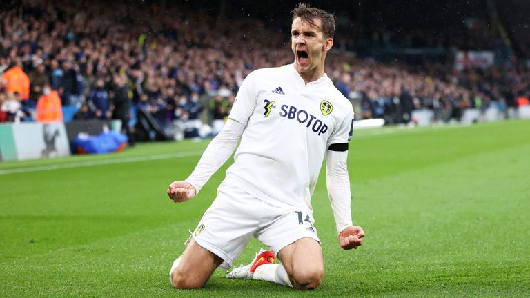 Diego Llorente de Leeds United célèbre après avoir marqué le premier but de son équipe