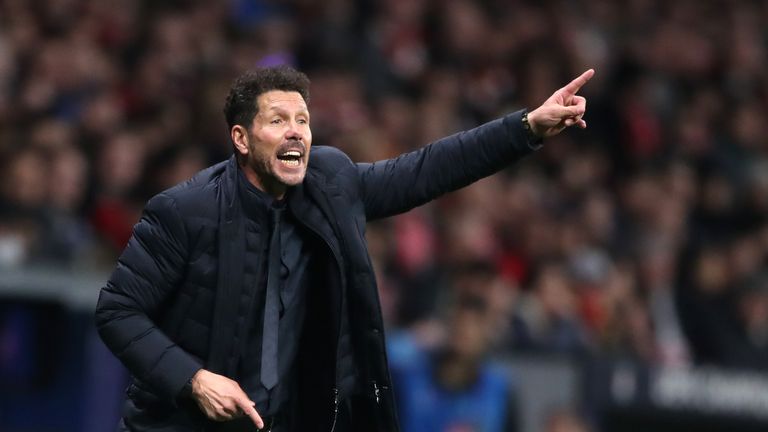 El entrenador  del Atlético de Madrid, Diego Simeone, hace un gesto en la línea de banda.