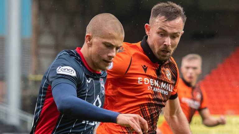 Dundee, Škótsko - 2. OKTÓBER: Scott McMahon a Dundee Harry Clark z Ross County o držanie počas zápasu Premier League medzi Dundee United a Ross County v Tanadise 2. októbra 2021 v škótskom Dundee.  (Foto Mark Skats/Skupina SNS)