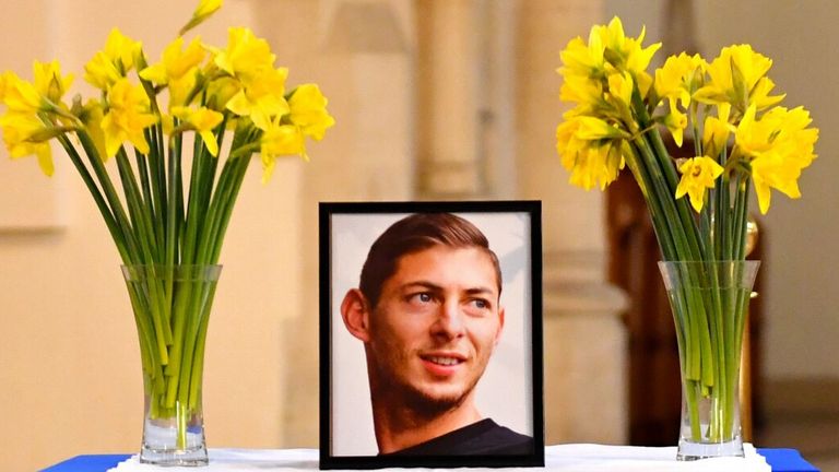 Un portrait d'Emiliano Sala est affiché à l'avant de la cathédrale St David, Cardiff.  Photo de l'AP.  Photo date : mardi 21 janvier 2020. Voir PA story SOCCER Cardiff.  Crédit photo doit se lire : Jacob King/PA Wire