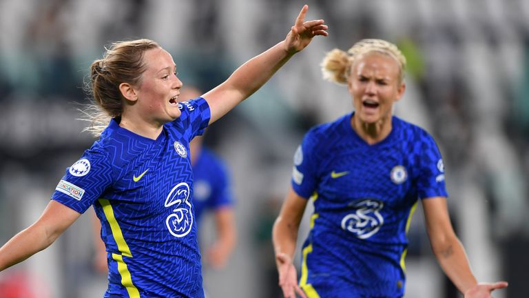 Erin Cuthbert célèbre avec Pernille Harder après avoir marqué le premier but de Chelsea Women contre la Juventus