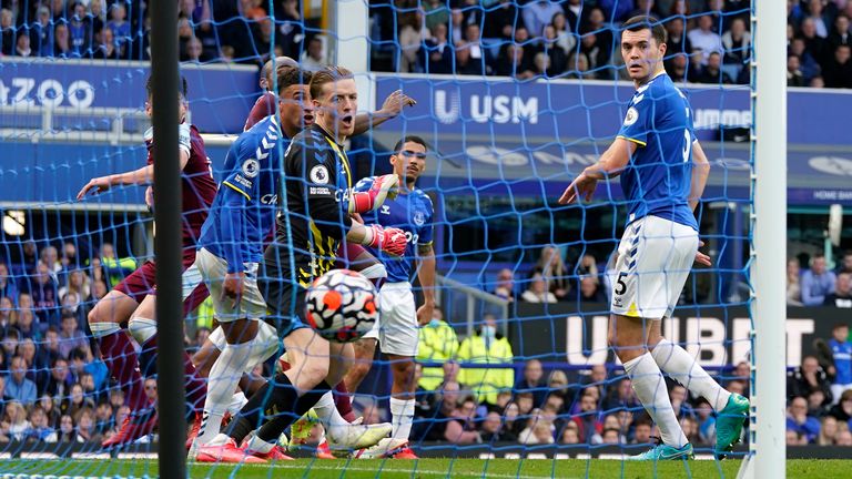 Jordan Pickford looks on as Ogbonna scores