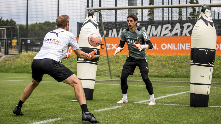 Borussia Monchengladbach goalkeeper coach Fabian Otte working with Yann Sommer [Credit: Gladbach]