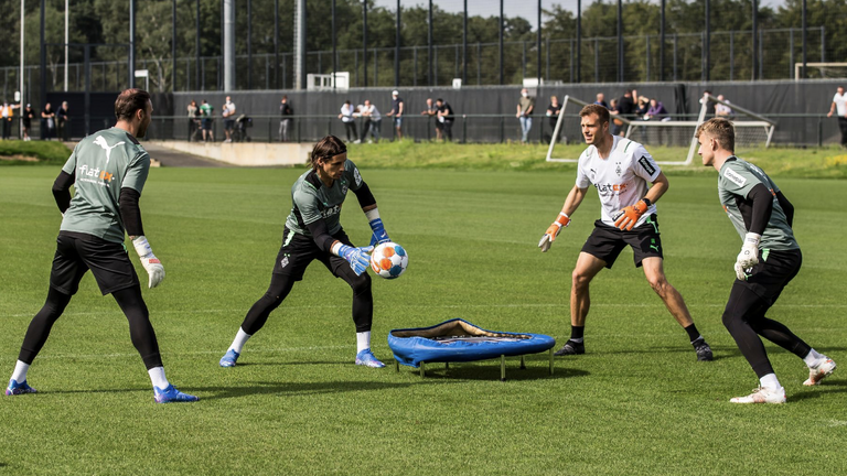 Borussia Monchengladbach goalkeeper coach Fabian Otte working with Yann Sommer [Credit: Gladbach]