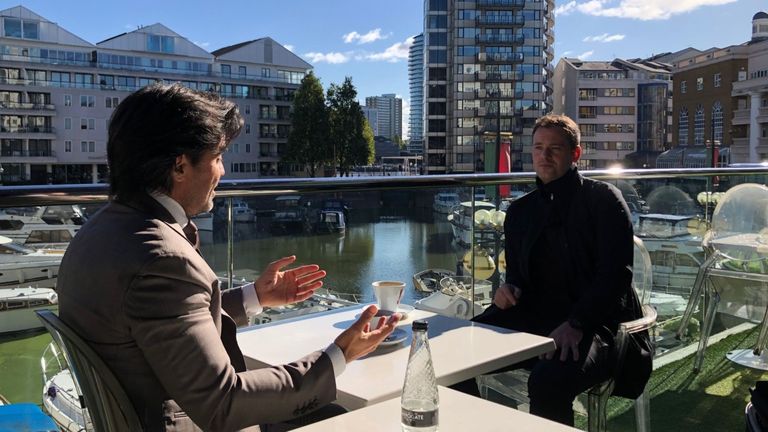 Federico Pastorillo seduto con Paul Gilmore, cronista Sky Sport News