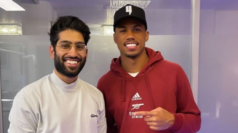 Gabriel with his dentist on Sunday (Image c/o Instagram: _gabrielmagalhaes)