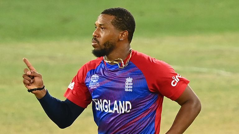 Chris Jordan a pris 3-17 alors que les quilleurs anglais ont à nouveau impressionné