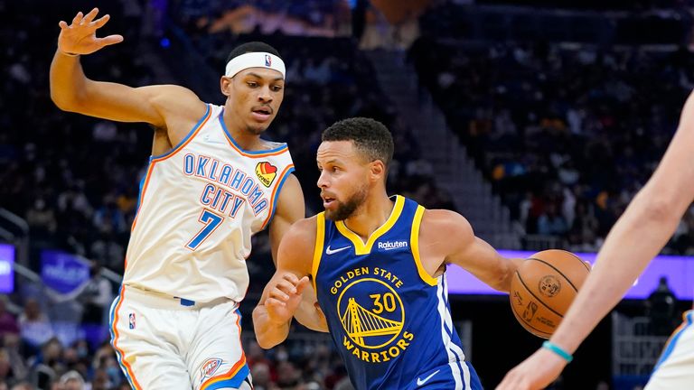 Golden State Warriors guard Stephen Curry (30) drives to the basket against Oklahoma City Thunder forward Darius Bazley (7) during the second half of an NBA basketball game in San Francisco, Saturday, Oct. 30, 2021. (AP Photo/Jeff Chiu)


