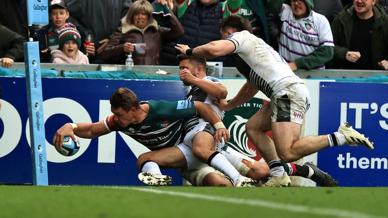 Handro Liebenberg of Leicester Tigers dives over to score their first try