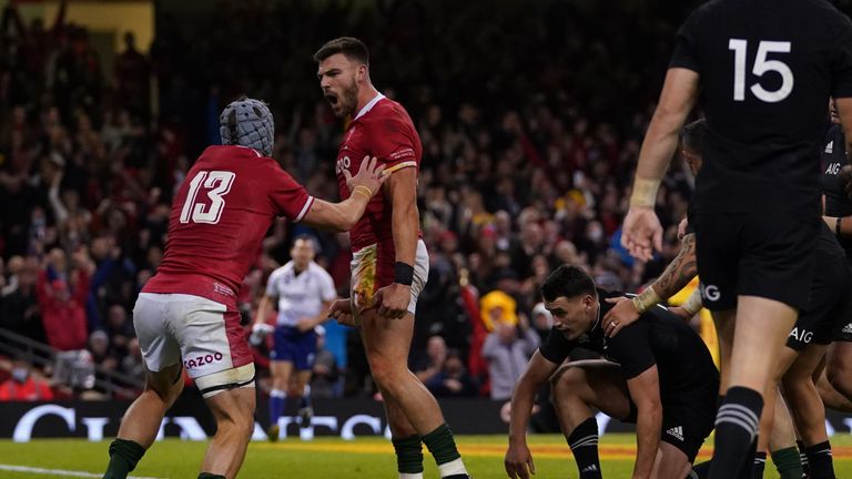 Johnny Williams (R) et Jonathan Davies célèbrent après que Williams a marqué pour le Pays de Galles