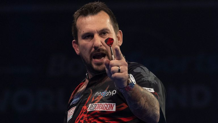 Jonny Clayton s'est hissé pour la première fois en quart de finale du Grand Prix mondial, le Gallois restant fermement sur une trajectoire de collision avec son compatriote Gerwyn Price