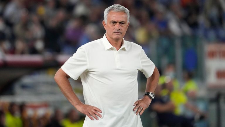 Jose Mourinho sta guardando durante la partita dell'Empoli