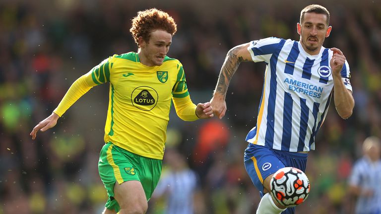 Josh Sargent de Norwich City se bat pour la possession avec Lewis Dunk de Brighton