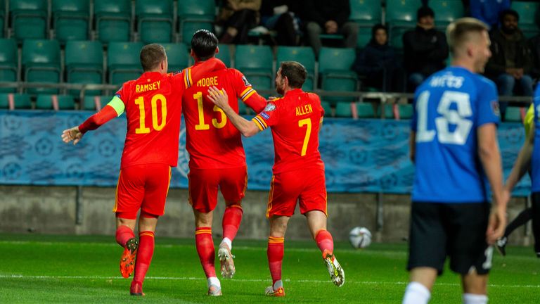 Gales'  Los jugadores celebran tras la patada de Mor