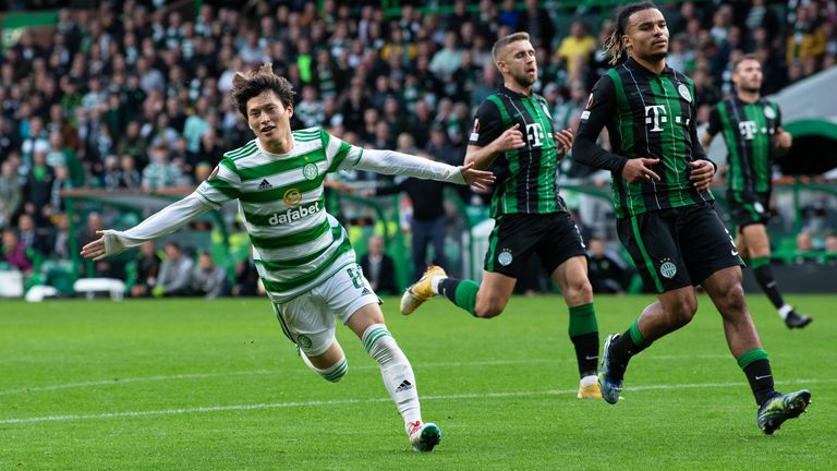 GLASCOW, Escocia - 19 DE OCTUBRE: Kyogo Furuhashi celebra al Celtic después de anotar para hacer el 1-0 durante un partido de la fase de grupos de la Europa League entre Celtic y Frinkvarros en Celtic Park el 19 de octubre de 2021, en Glasgow, Escocia.  (Foto por Ross Parker/Grupo SNS)