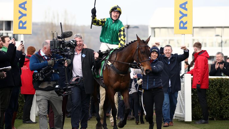 Lisnagar Oscar monté par le jockey Adam Wedge célèbre avoir remporté le Paddy Power Stayers Hurdle