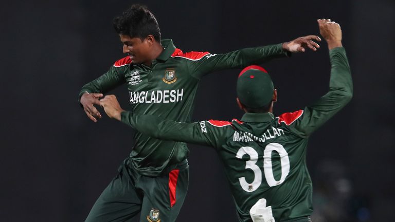 Mahedi Hasan (l) celebrates with Bangladesh captain Mahmudullah (r) after taking a Scotland wicket at the T20 World Cup
