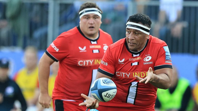 BATH, ENGLAND - OCTOBER 17: Mako Vunipola of Saracens off loads the ball as Tom Dunn tackles during the Gallagher Premiership Rugby match between Bath Rugby and Saracens at The Recreation Ground on October 17, 2021 in Bath, England. (Photo by David Rogers/Getty Images)