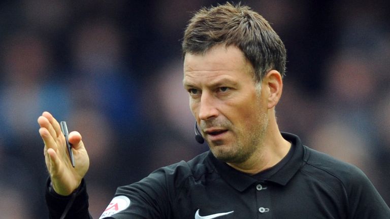 Referee Mark Clattenburg during the English Premier League soccer match between Manchester City and Southampton at the Etihad Stadium in Manchester, England, Sunday, Oct. 23, 2016. (AP Photo/Rui Vieira).
