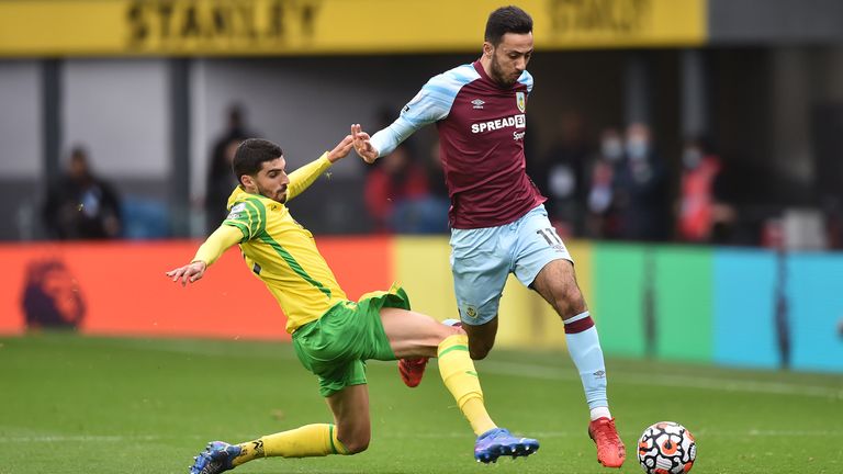 Dwight McNeill s'éloigne d'Ozan Capac face à Burnley Norwich 