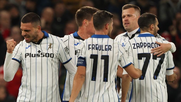     Merih Demiral comemora após marcar pelo Atalanta contra o Manchester United 