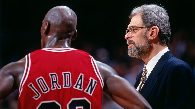    Michael Jordan i Phil Jackson z Chicago Bulls zmierzą się z Miami Heat 2 kwietnia 1996 roku w Miami Arena w Miami na Florydzie. 
